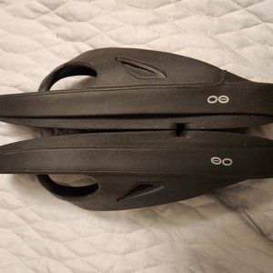 Oofos flip flops size 13